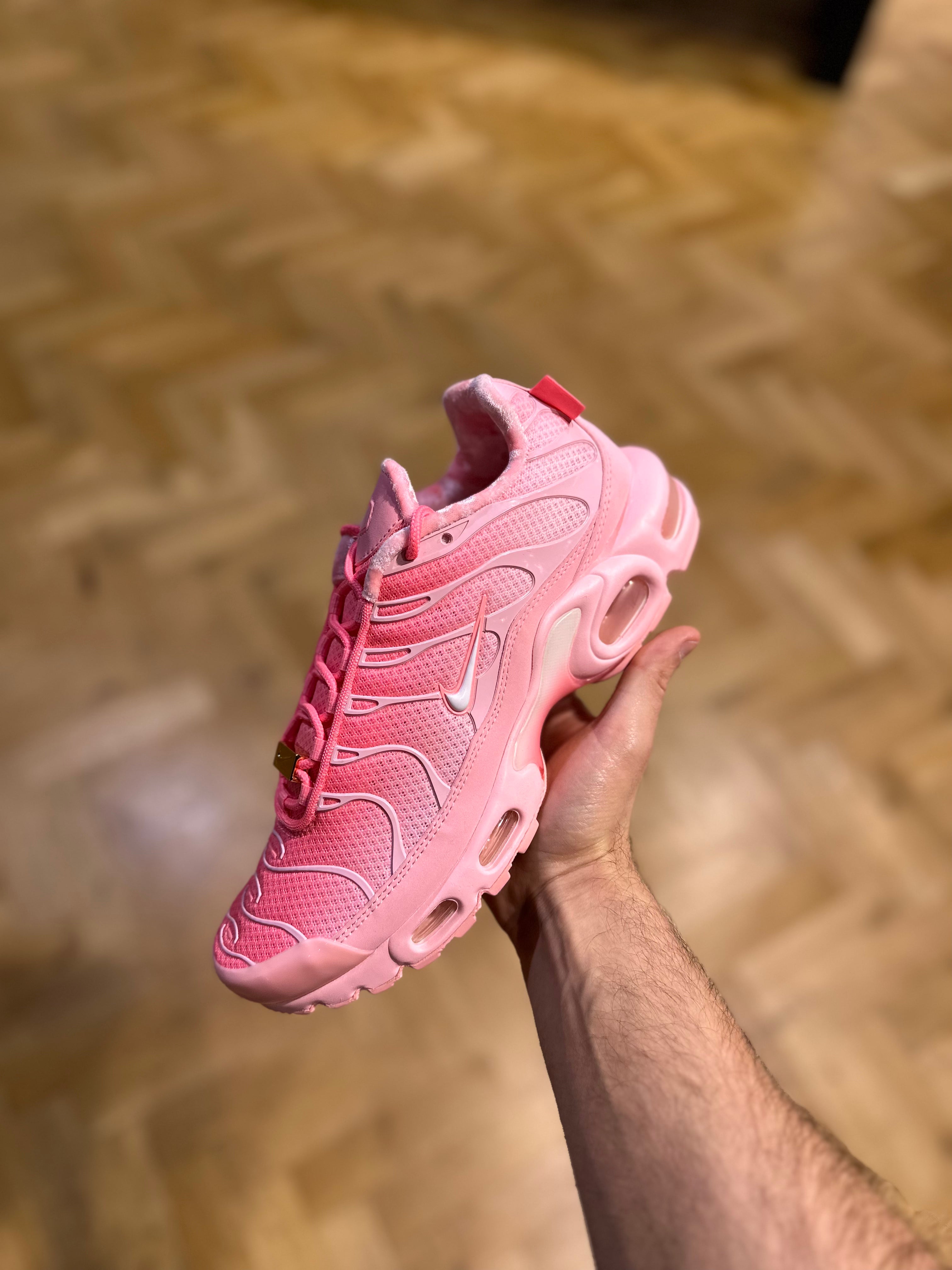 White and pink nike tns hotsell